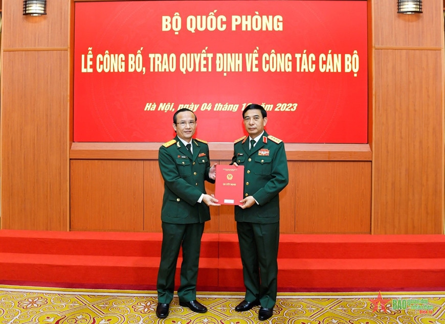 Đại tướng Phan Văn Giang - Ủy viên Bộ Chính trị, Phó Bí thư Quân ủy Trung ương, Bộ trưởng Bộ Quốc phòng trao quyết định bổ nhiệm Đại tá, PGS, TS Lê Hữu Song giữ chức vụ Giám đốc Bệnh viện Trung ương Quân đội 108. Ảnh: QĐND.