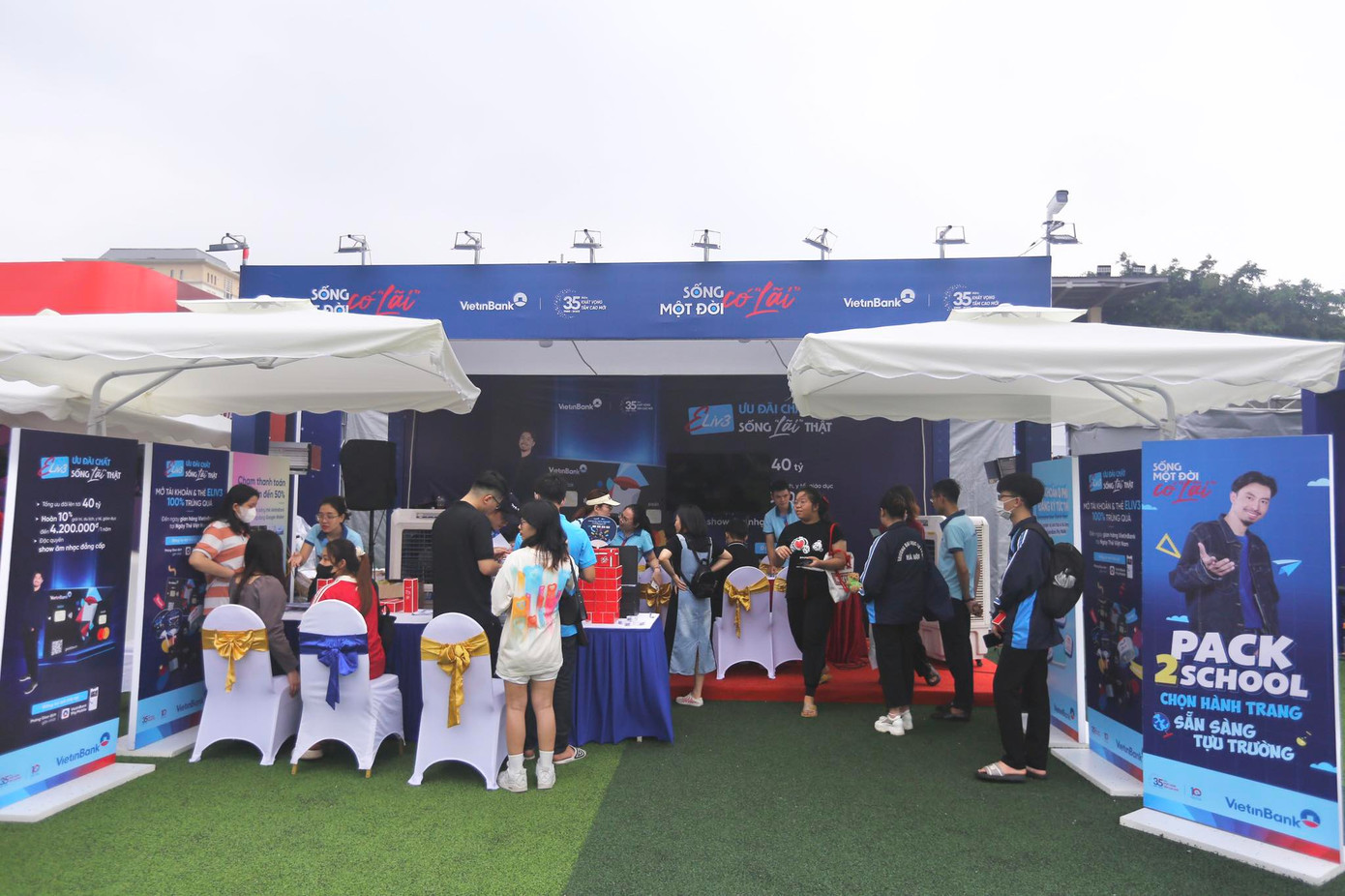 Từ sáng 7/10, ngày thứ hai diễn ra Ngày thẻ Việt Nam 2023 - Sóng Festival, gian hàng VietinBank rộn ràng khách hàng ghé thăm, chủ yếu là các bạn sinh viên. Từ sáng 7/10, ngày thứ hai diễn ra Ngày thẻ Việt Nam 2023 - Sóng Festival, gian hàng VietinBank rộn ràng khách hàng ghé thăm, chủ yếu là các bạn sinh viên.