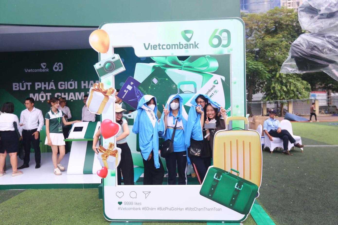 Khu vực gian hàng Vietcombank có nhiều bạn trẻ tập trung check-in.