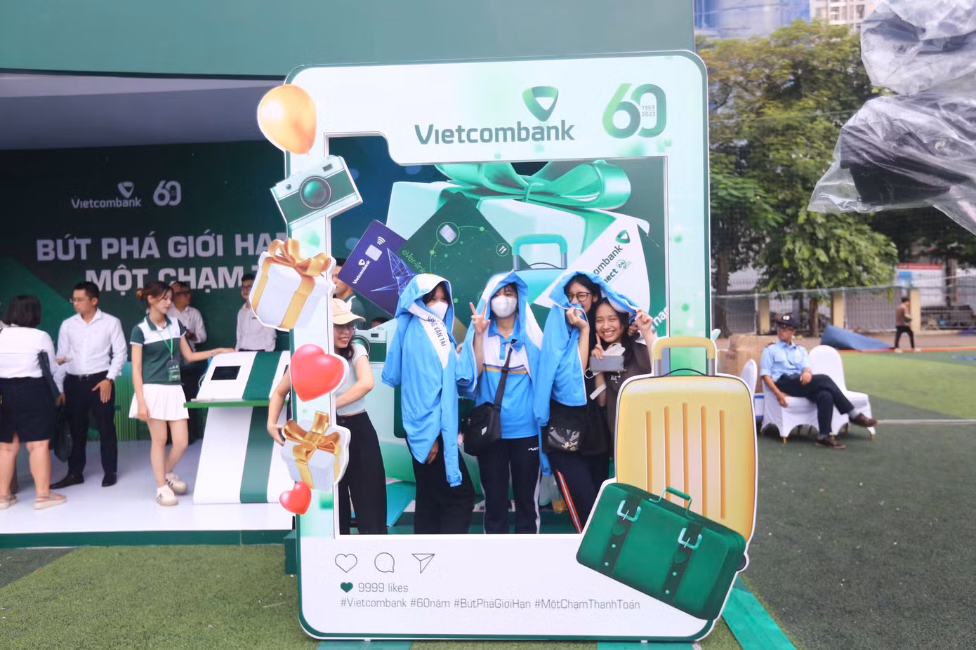 Khu vực gian hàng Vietcombank có nhiều bạn trẻ tập trung check-in.