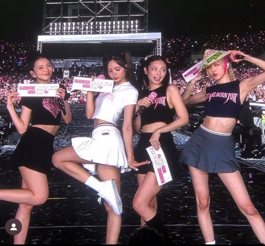 Cũng hát đè trong concert ở Hà Nội, BlackPink vẫn được khán giả yêu mến.