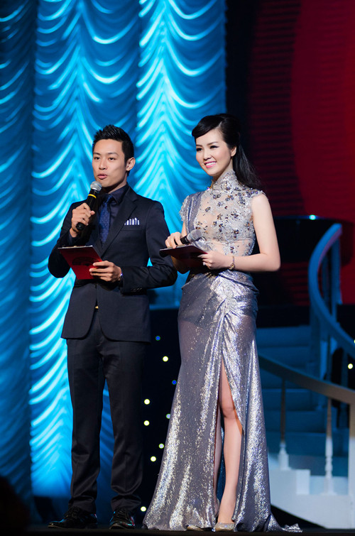 Duyên dáng trên sân khấu với vai trò MC