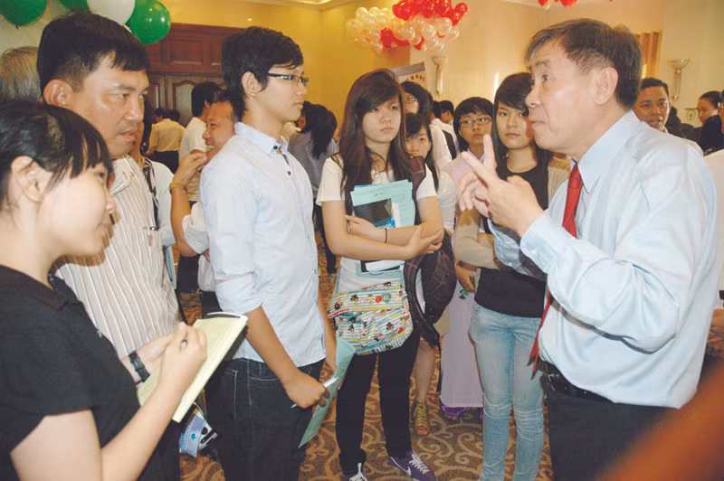 GS.TS Võ Văn Tới, Trường ĐH Quốc tế (ĐH Quốc gia TPHCM) tư vấn cho học sinh THPT sáng ngày 4-3 tại Ngày hội thông tin tuyển sinh 2012 do trường tổ chức. Ảnh: Quang Phương