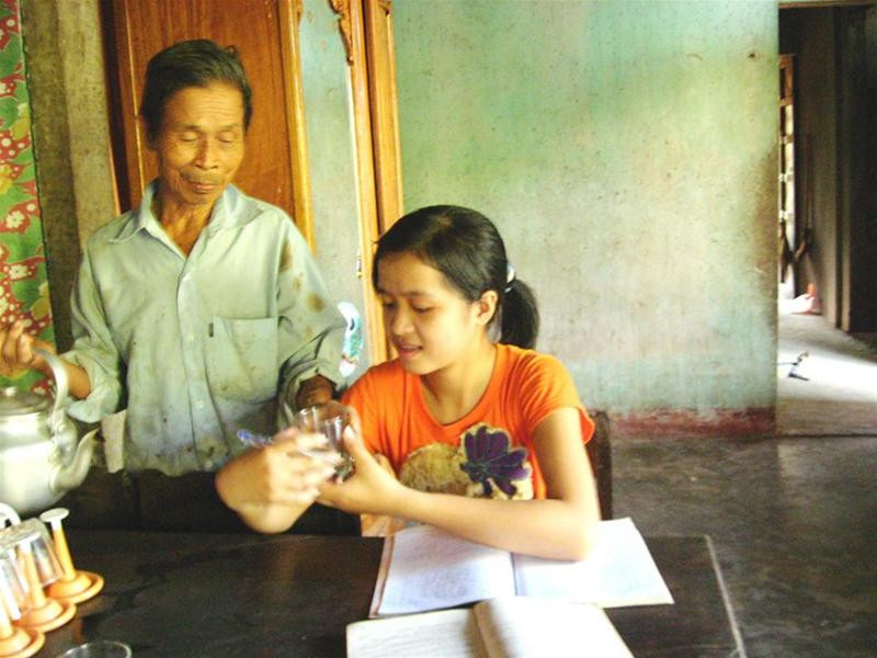 Ông Đỗ Sừng đang tìm cách để cháu gái Đỗ Thị Nhung được đến giảng đường - Ảnh: Đình Long Ông Đỗ Sừng đang tìm cách để cháu gái Đỗ Thị Nhung được đến giảng đường - Ảnh: Đình Long