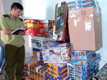 Lực lượng chức năng kiểm tra lô hàng lậu