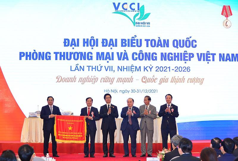 Thủ tướng Phạm Minh Chính tặng Cờ thi đua của Thủ tướng Chính phủ cho VCCI