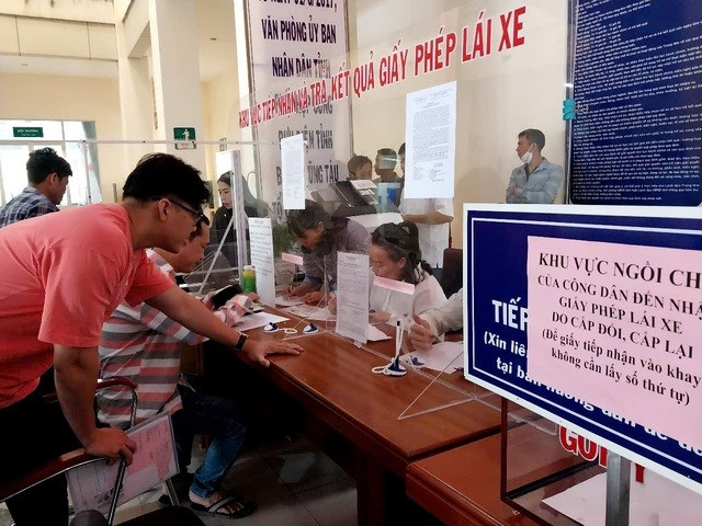 Người dân đi cấp đổi giấy phép lái xe tại Bà Rịa - Vũng Tàu. Người dân đi cấp đổi giấy phép lái xe tại Bà Rịa - Vũng Tàu.