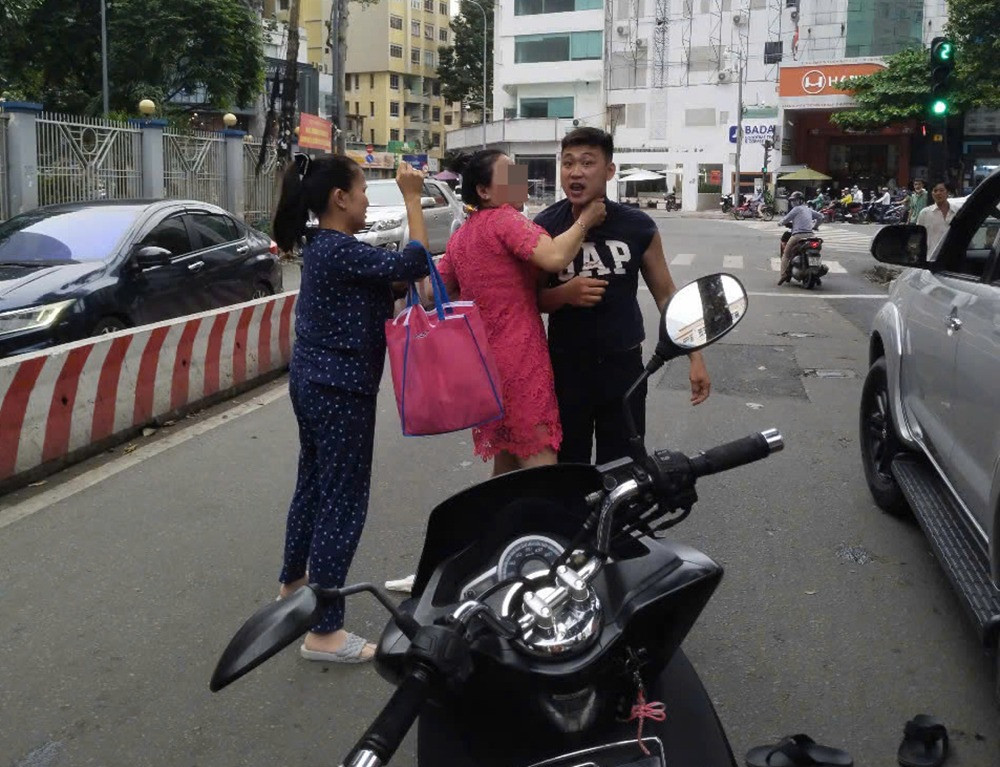 Nam tài xế ô tô đánh người giữa đường phố. Ảnh: MXH. Nam tài xế ô tô đánh người giữa đường phố. Ảnh: MXH.