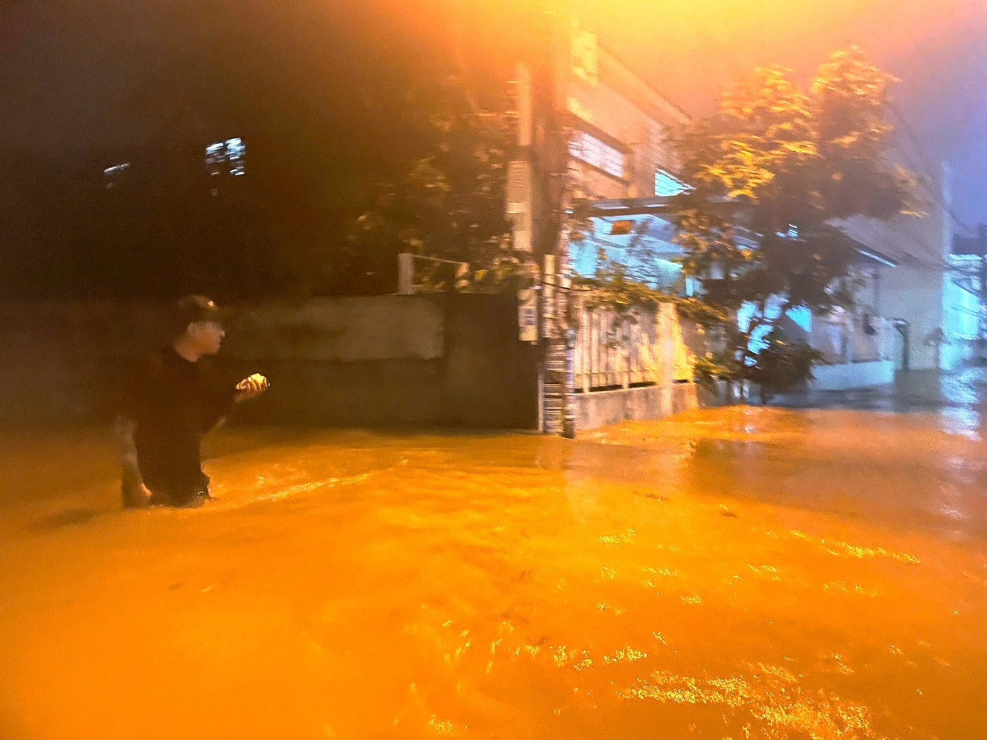 Chỉ khoảng 1 giờ, nước đã dâng lên hơn 50 cm