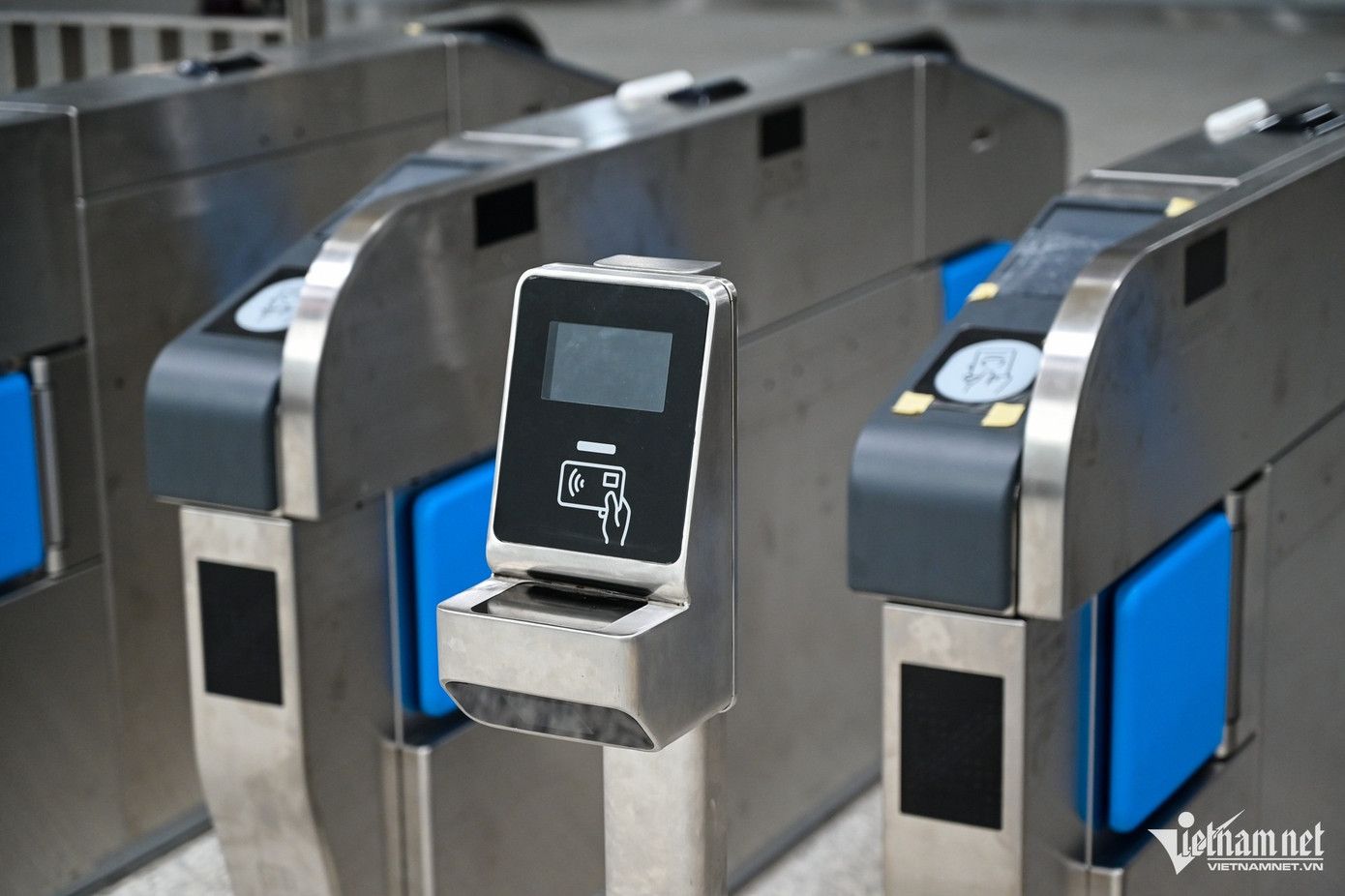 Để qua cổng kiểm soát, hành khách sử dụng thẻ từ. Trong ảnh là hệ thống máy bán vé tự động được trang bị tại các ga.