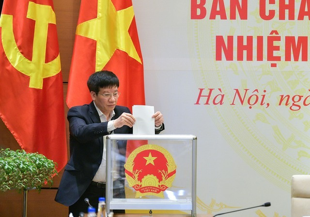 Bỏ phiếu kín xin ý kiến giới thiệu đồng chí Lê Quang Tùng giữ chức danh Bí thư Đảng ủy Cơ quan Văn phòng Quốc hội nhiệm kỳ 2020-2025. Ảnh: Chinhphu.vn.