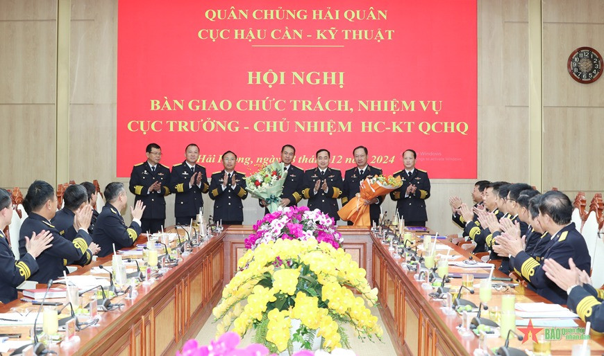 Thủ trưởng Bộ tư lệnh Hải quân và thủ trưởng Cục Hậu cần - Kỹ thuật Hải quân tặng hoa chúc mừng Chuẩn đô đốc Đỗ Quốc Ân và Đại tá Lê Hồng Quang. Ảnh: QĐND.