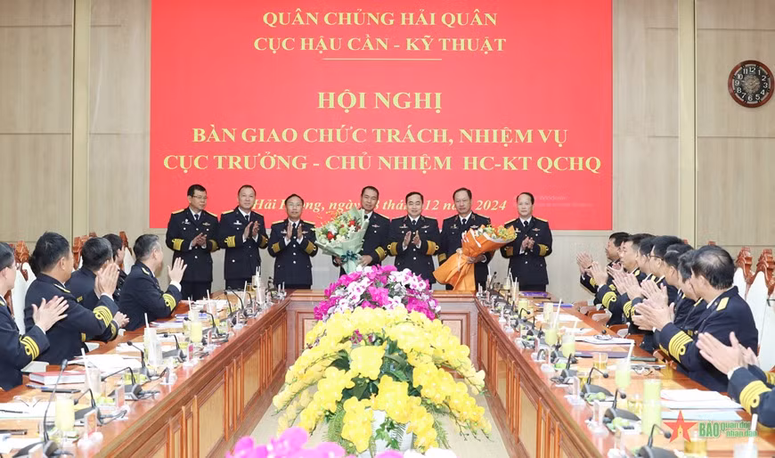 Thủ trưởng Bộ tư lệnh Hải quân và thủ trưởng Cục Hậu cần - Kỹ thuật Hải quân tặng hoa chúc mừng Chuẩn đô đốc Đỗ Quốc Ân và Đại tá Lê Hồng Quang. Ảnh: QĐND. Thủ trưởng Bộ tư lệnh Hải quân và thủ trưởng Cục Hậu cần - Kỹ thuật Hải quân tặng hoa chúc mừng Chuẩn đô đốc Đỗ Quốc Ân và Đại tá Lê Hồng Quang. Ảnh: QĐND.