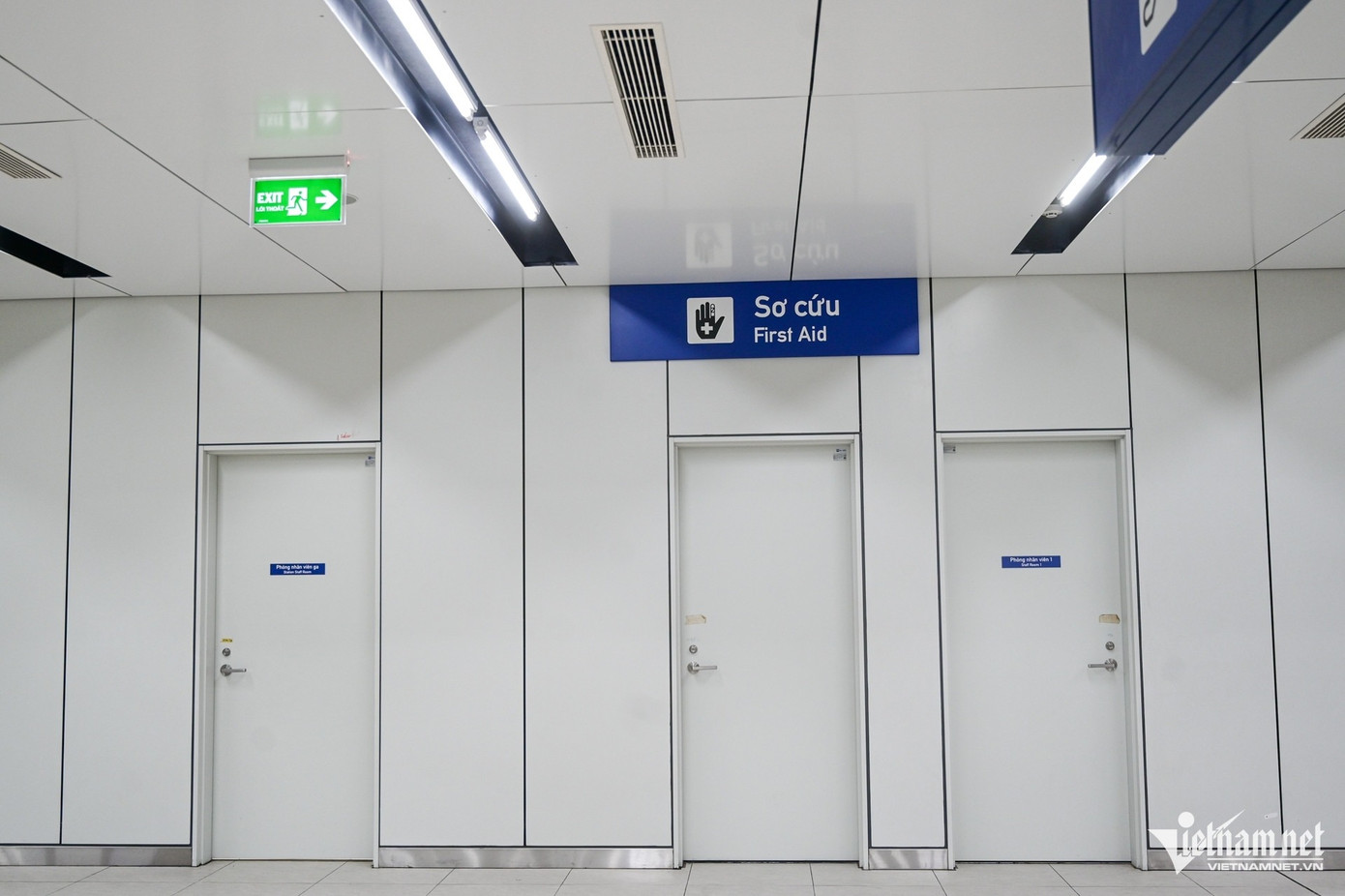 Cả 3 ga ngầm (Bến Thành, Nhà hát thành phố, Ba Son) đã được hoàn thiện, sẵn sàng cho ngày đoàn tàu vận hành thương mại. Các ga này được chia thành nhiều khu như: phòng bán và điều chỉnh vé, giám sát an ninh, làm việc của nhân viên nhà ga, khu nhà vệ sinh... Đáng chú ý là có cả phòng hỗ trợ y tế.