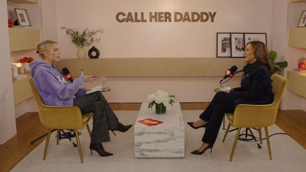 Cuộc phỏng vấn giữa Alex Cooper và bà Kamala Harris không thành công như nhiều tập phát sóng khác của Call Her Daddy. Ảnh: Reuters.