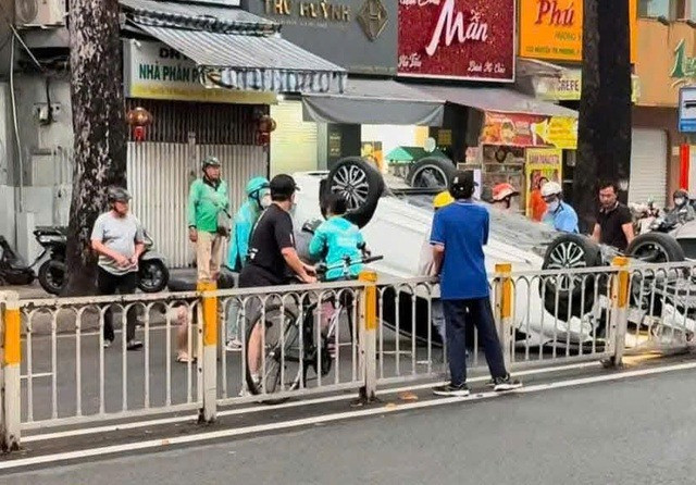 Nữ xe ôm công nghệ dùng gạch đập kính ô tô cứu người. Nữ xe ôm công nghệ dùng gạch đập kính ô tô cứu người.