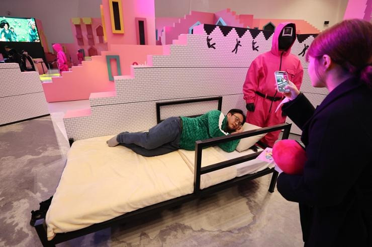 Khán giả được trải nghiệm cảnh phim Squid Game tại buổi ra mắt ngày 9/12. Ảnh: Yonhap.