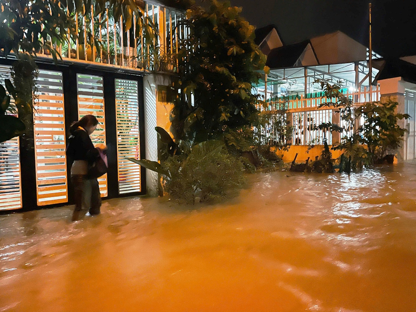 19 giờ, người dân đi làm về nhà gặp nhiều khó khăn do nước dâng cao