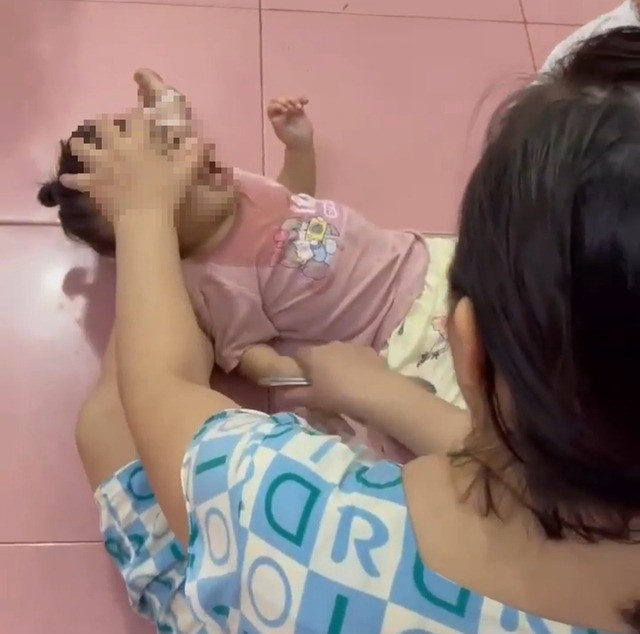 Hình ảnh bảo mẫu có hành vi bạo hành bé 2 tuổi. Hình ảnh bảo mẫu có hành vi bạo hành bé 2 tuổi.