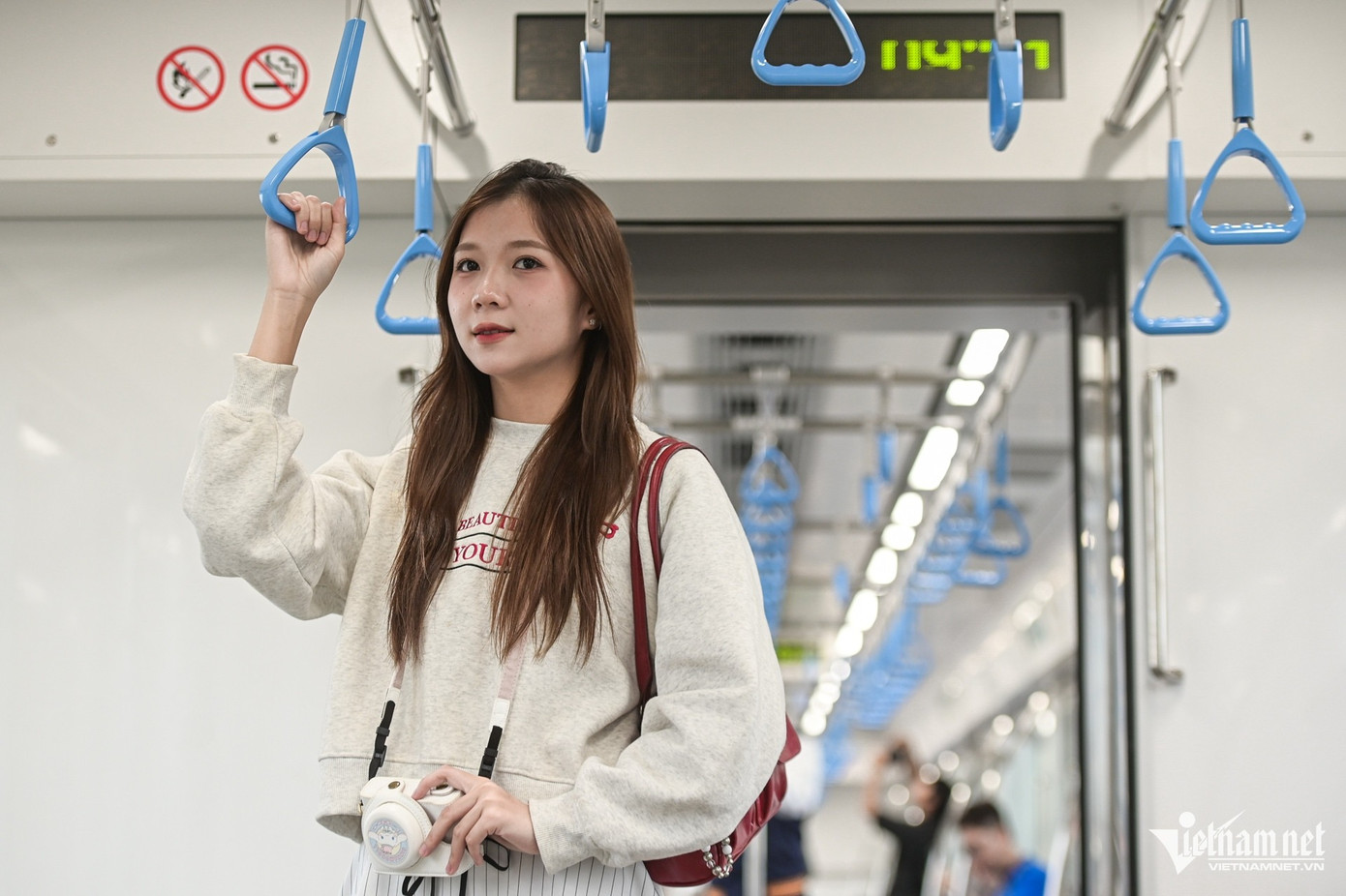 Các đoàn tàu metro số 1 gồm 3 toa với sức chứa 930 khách (147 khách ngồi và 783 khách đứng), có thiết bị hỗ trợ người khuyết tật, ghế ưu tiên phụ nữ mang thai và người già...