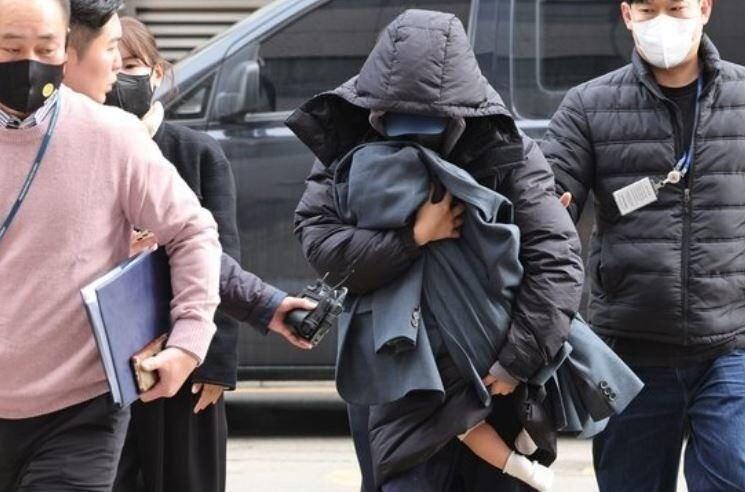 Park từng gây xôn xao dư luận vì ôm con đến tòa án. Ảnh: News 1. Park từng gây xôn xao dư luận vì ôm con đến tòa án. Ảnh: News 1.