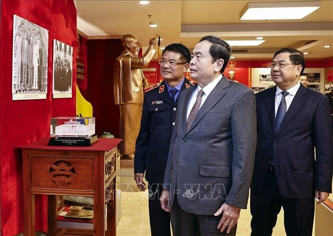 Chủ tịch Quốc hội Trần Thanh Mẫn tham quan Phòng truyền thống của Viện Kiểm sát nhân dân tối cao. Ảnh: Doãn Tấn/TTXVN Chủ tịch Quốc hội Trần Thanh Mẫn tham quan Phòng truyền thống của Viện Kiểm sát nhân dân tối cao. Ảnh: Doãn Tấn/TTXVN