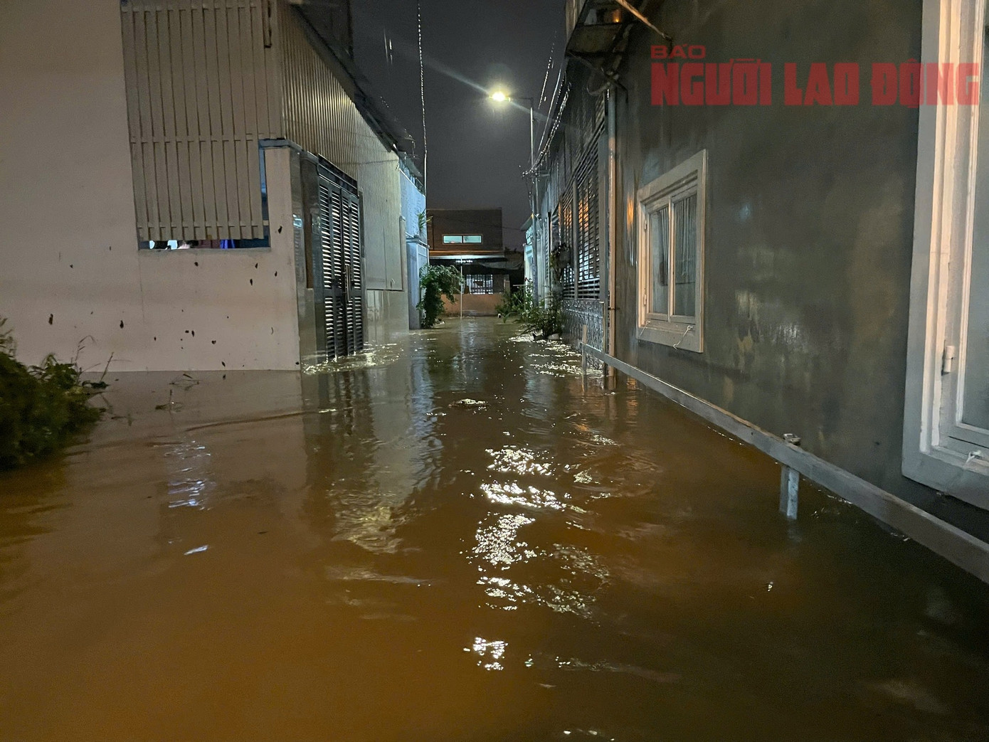 Nhiều nhà dân nước ngập lên đến gần cửa sổ