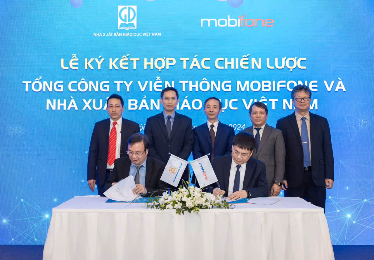 Ông Nguyễn Tiến Thanh - Chủ tịch HĐTV, Tổng giám đốc NXBGDVN (người ngồi bên trái) và ông Tô Mạnh Cường - Tổng giám đốc MobiFone (người ngồi bên phải) ký kết hợp tác chiến lược. Ông Nguyễn Tiến Thanh - Chủ tịch HĐTV, Tổng giám đốc NXBGDVN (người ngồi bên trái) và ông Tô Mạnh Cường - Tổng giám đốc MobiFone (người ngồi bên phải) ký kết hợp tác chiến lược.