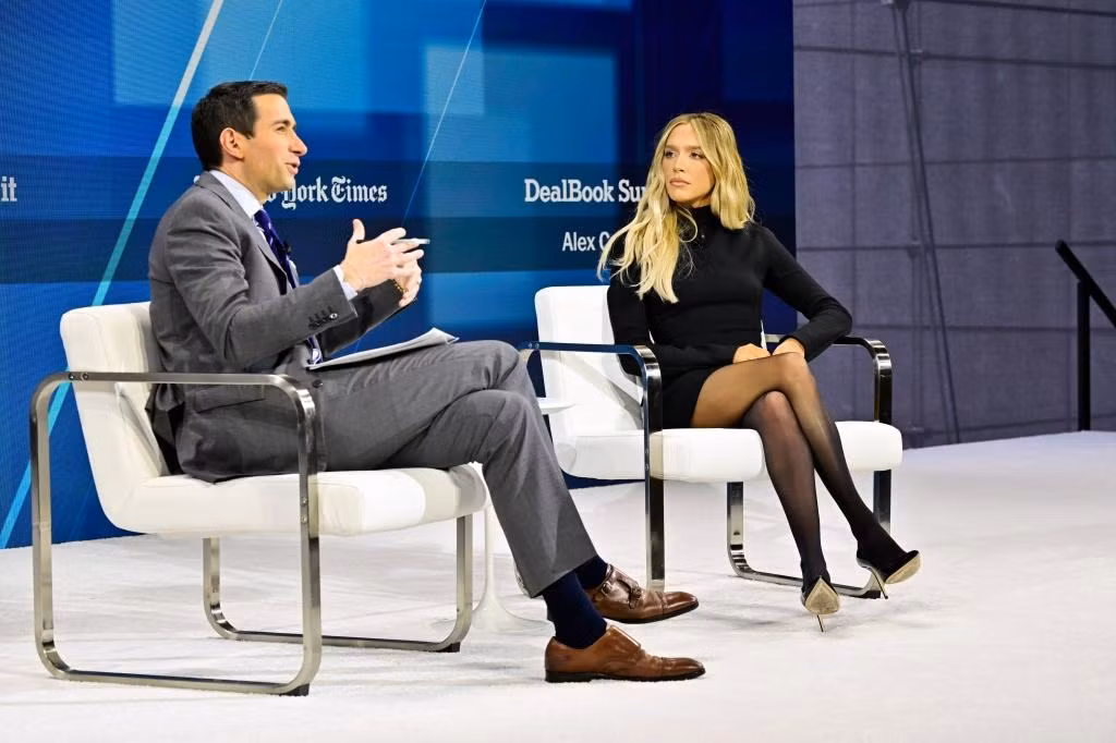 Alex Cooper nhắc đến tin đồn với bà Harris tại Hội nghị thượng đỉnh DealBook. Ảnh: Getty Images.