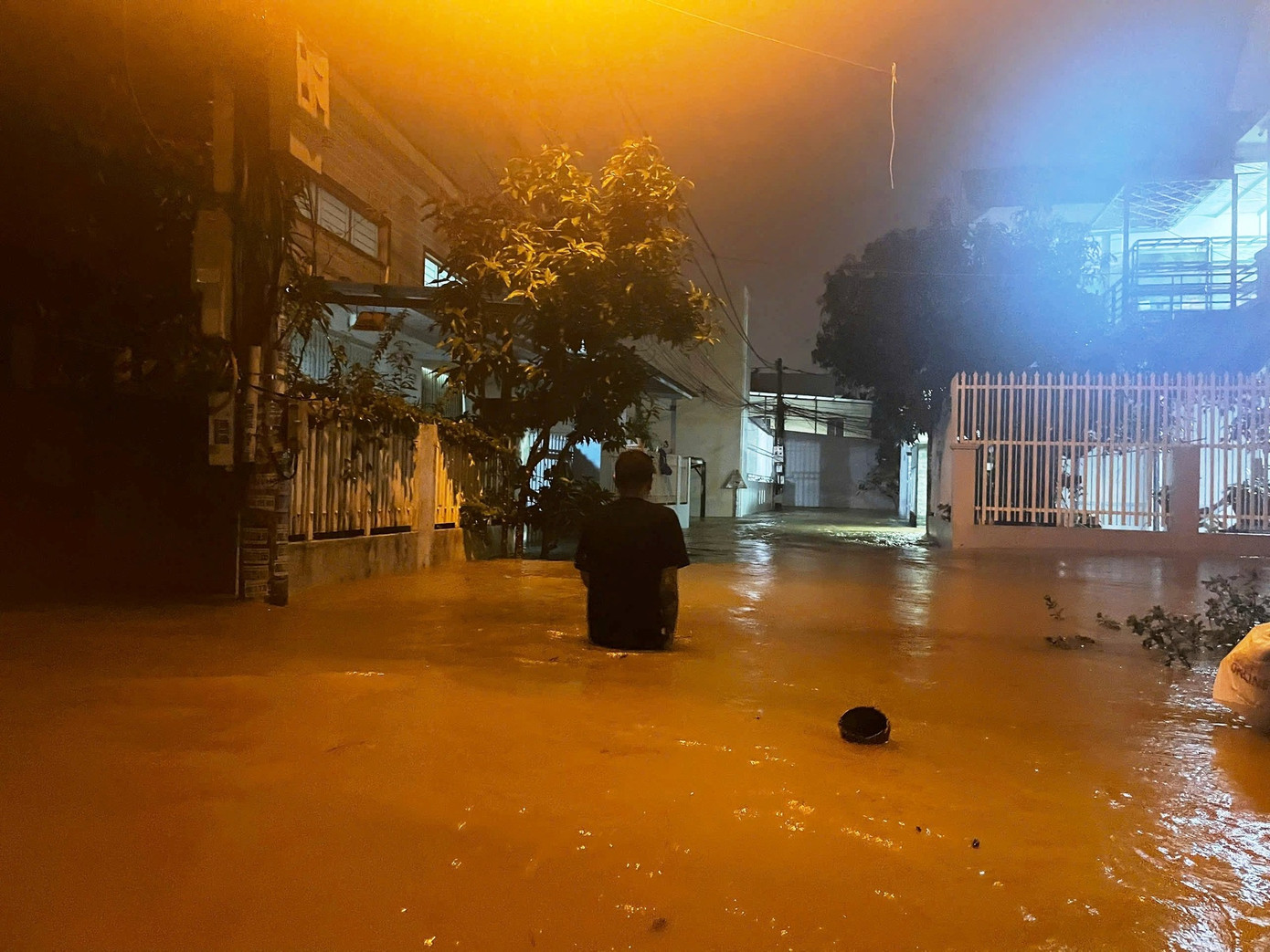 Một người dân ở thôn Phú Trung 2, xã Vĩnh Thạnh, TP Nha Trang liều mình lội lũ