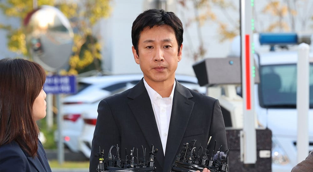 Hai người phụ nữ tống tiền Lee Sun Kyun, dẫn đến cái chết của tài tử vào cuối năm 2023, bị phạt tù giam. Hai người phụ nữ tống tiền Lee Sun Kyun, dẫn đến cái chết của tài tử vào cuối năm 2023, bị phạt tù giam.