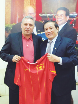 Dù có hậu thuẫn mạnh, Hristo Stoichkov vẫn khó có cơ hội tại Việt Nam Ảnh: Hoàng Hà