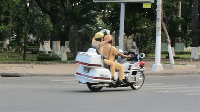 Nữ CSGT mở đường, đưa đoàn xe của Tổng thống Argentina rời khỏi sân bay Tân Sơn Nhất