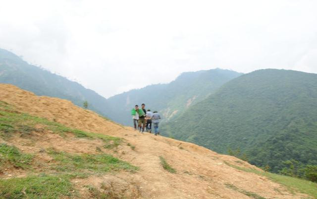 Đường lên khu khai thác vàng trái phép dốc thẳng đứng, trơn trượt, vô cùng nguy hiểm