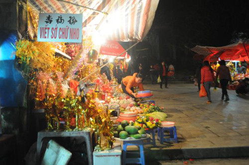 Nhiều hàng quán bán đồ hàng mã, viết sớ hoạt động sớm
