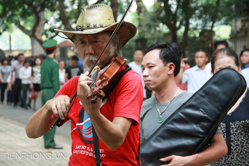 Vừa vào tưởng niệm Đại tướng Võ Nguyên Giáp, nghệ sĩ Tạ Trí Hải vừa kéo bản 
