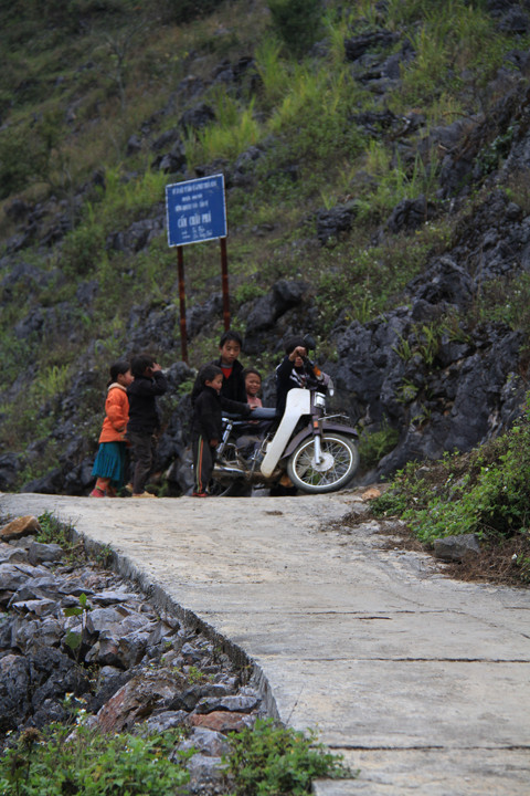...thấy con dốc cao quá, chúng quay xe lại...