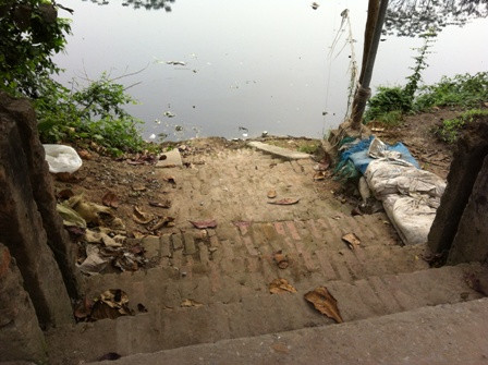 Đây là một trong rất nhiều... bến sông mà rất có thể, những năm trước khi sông Nhuệ chưa bị ô nhiễm, nó là nơi diễn ra cảnh sinh hoạt tấp nập của người dân Cự Đà 