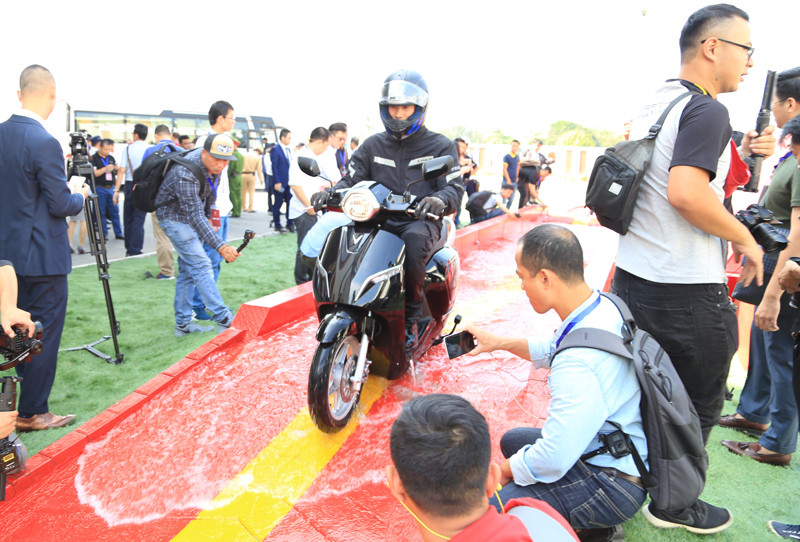 Cận cảnh SUV hạng sang VinFast Lux SA 2.0 vừa ra mắt ảnh 16