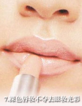 7 bước dễ dàng để biến thành Angelababy Dùng gam cafe sẫm để đánh lót nền toàn bộ bầu mắt. Dùng gam sẫm hơn để nhấn vào khu vực trung tâm bầu mắt. Phần mi phía dưới kẻ gam cafe sẫm. Lấy gam trắng tạo điểm nhấn ở hai bên khóe mắt. Dùng chì đen kẻ đều bao quanh trên và dưới mắt Dùng phấn hồng phớt thoa đều và trang điểm phần gò má cao hơi sẫm Sử dụng tông màu nude để tạo cho bờ môi vẻ tự nhiên và gợi cảm.