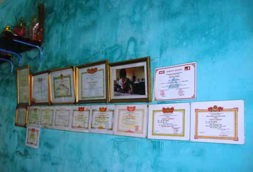 Bằng khen, giấy khen và các chứng nhận giải thưởng của Thắm được treo ngay ngắn trên tường