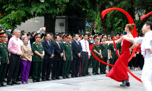 Thủ tướng Singapore Lý Hiển Long (áo hồng) và phu nhân đã chứng kiến buổi biểu diễn của hai đoàn nghệ thuật của Singapore và Việt Nam