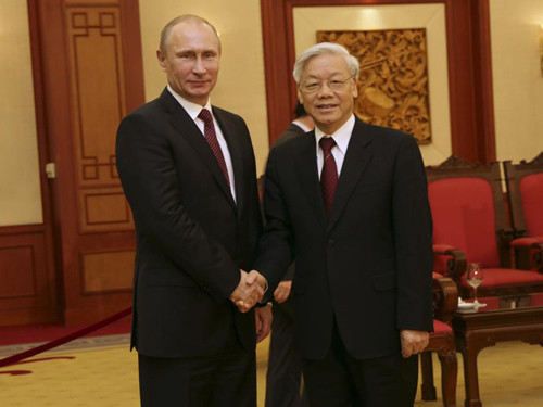 Và bắt tay thật chặt