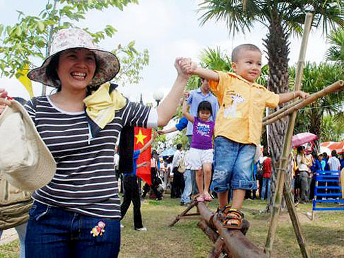 Cùng vui chơi, gần gũi với con là cách rất tốt để phát hiện các dấu hiệu bất thường Ảnh: Tấn Thạnh