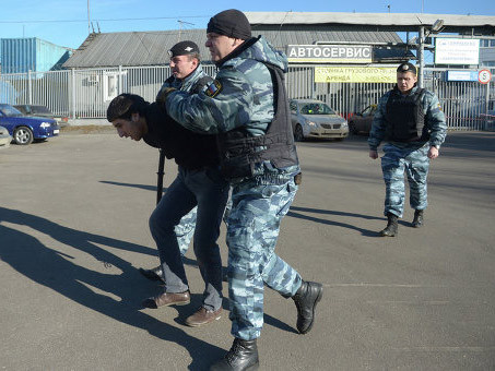 1.200 người đã bị cảh sát tạm giữ. Ảnh: RIA canh