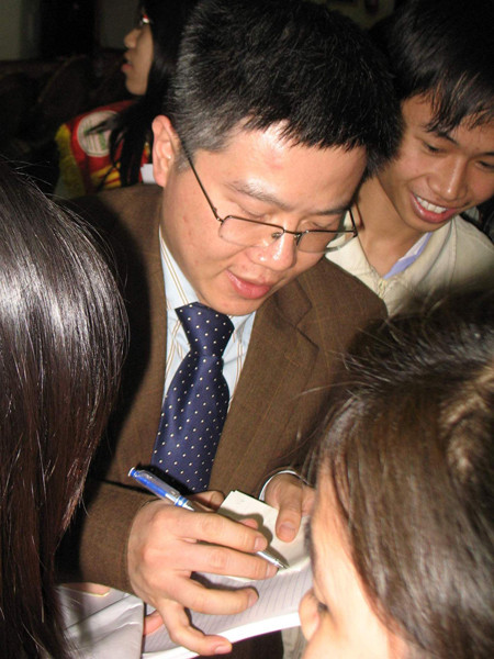 GS Ngô Bảo Châu tặng chữ ký cho fans hâm mộ (sinh viên trường ĐH Quốc gia Hà Nội)