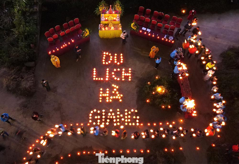 Lễ cầu siêu và thả hoa đăng tại bến sông Lô – con sông đã đi vào thơ ca huyền thoại