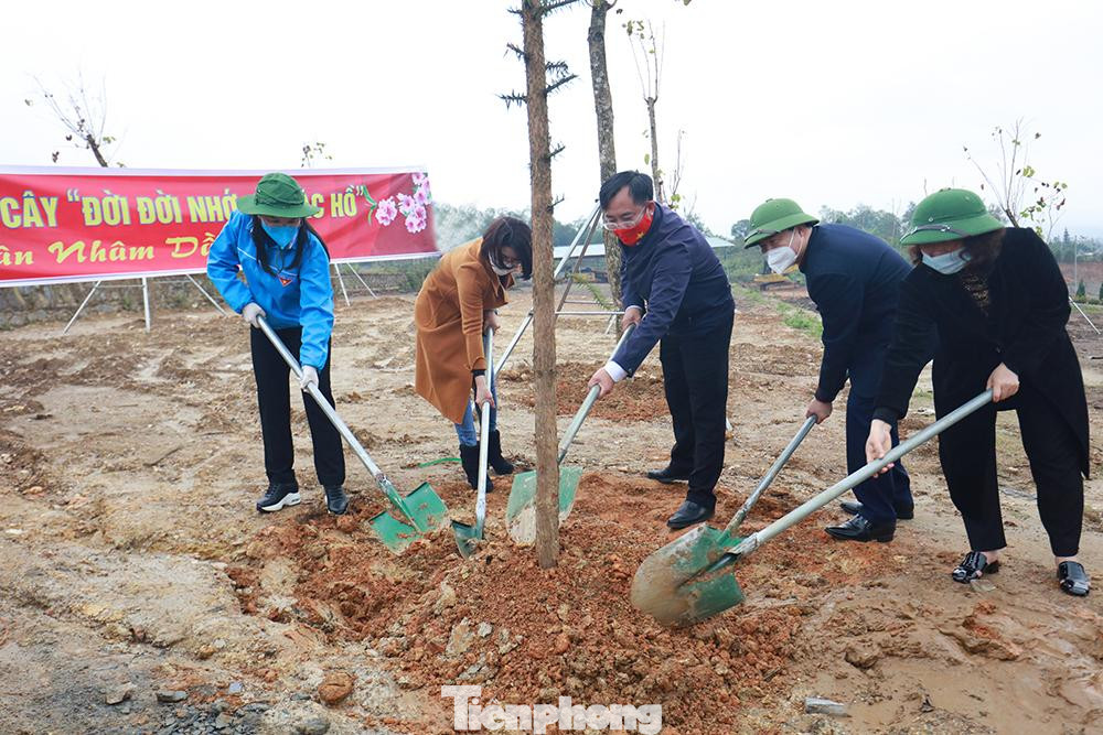 Thành viên đoàn du lịch trải nghiệm trồng cây tại khuôn viên Nghĩa trang Liệt sỹ Quốc Gia Vị Xuyên