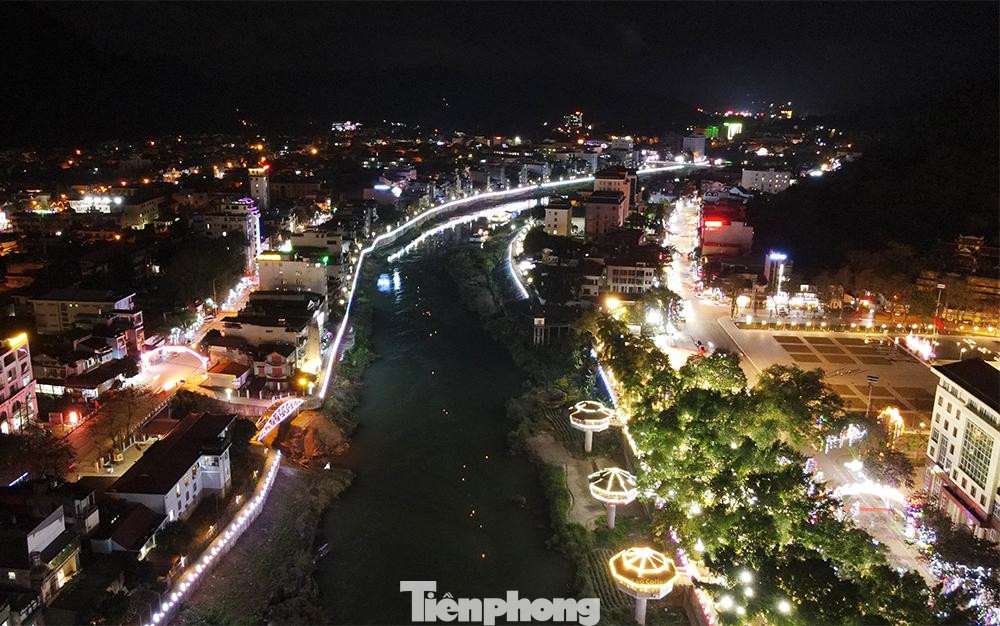 Toàn cảnh Thành phố Hà Giang cùng sông Lô về đêm