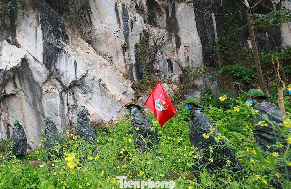 Du khách được trải nghiệm làm chiến sĩ hành quân đi bộ trên cung đường hơn 10 km từ làng Pinh đến một số địa danh...